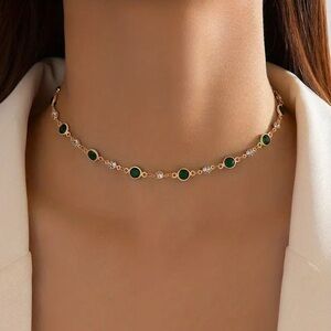 NWT 🤍Elegant Choker Necklace with Green Accents🤍